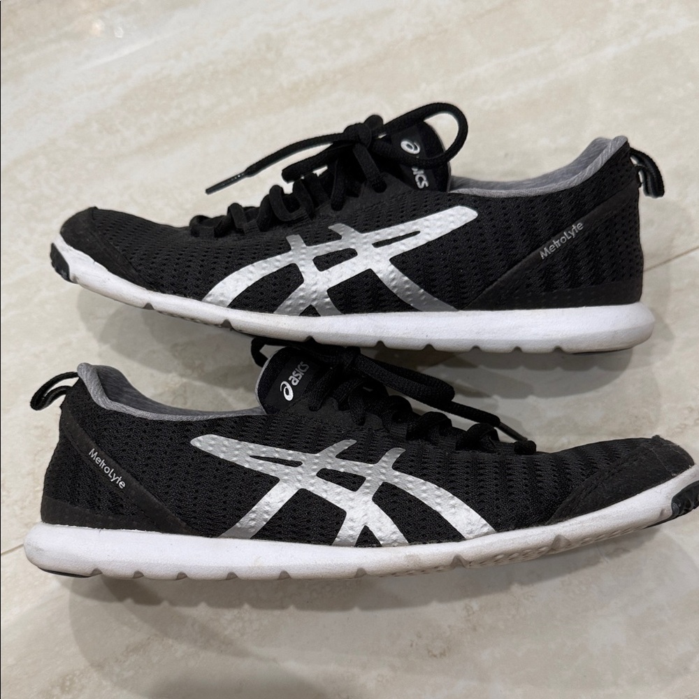 ASICS metrolyte Black & White lightweight walking sneaker. Worn twice